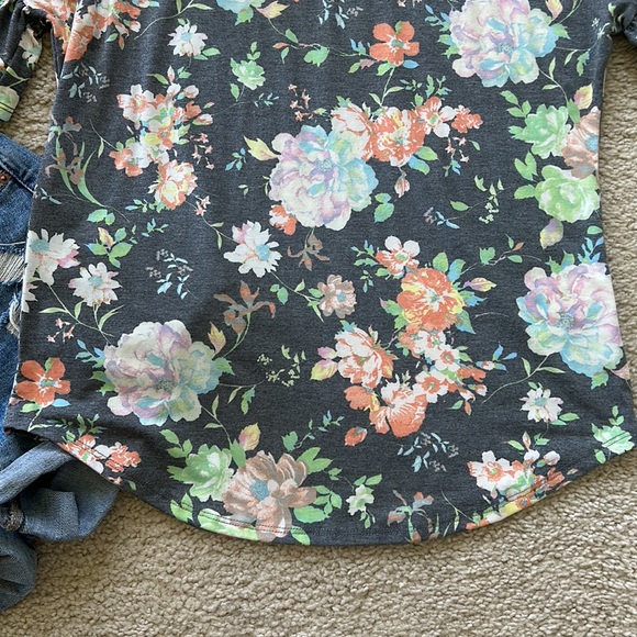 Short Sleeve Floral Top - Picture 4 of 6